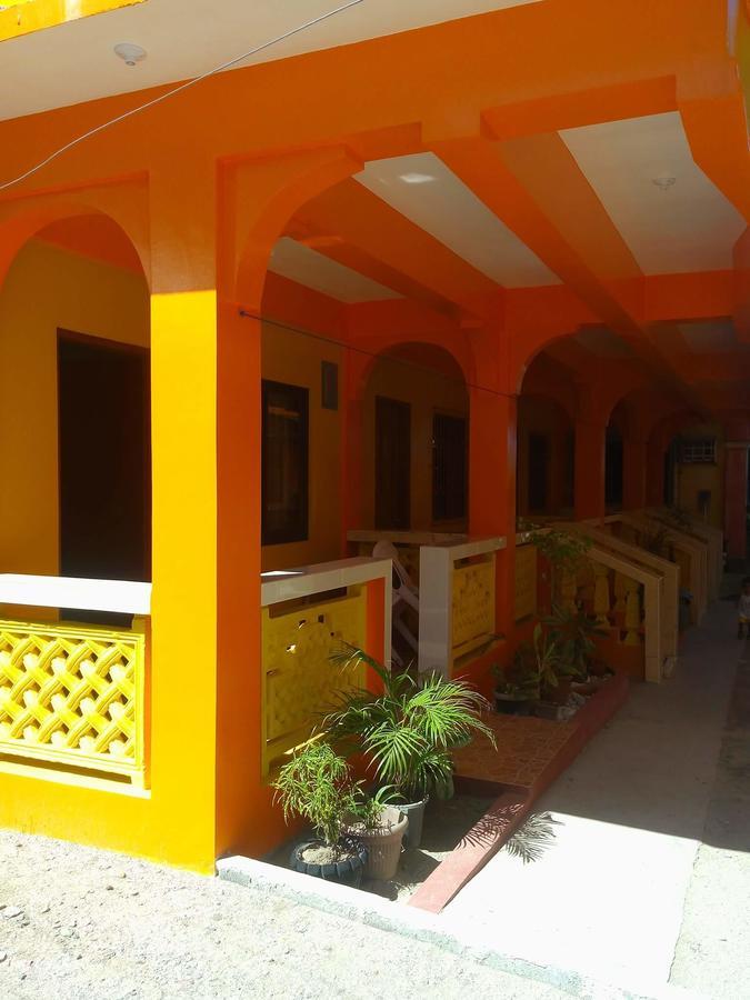 Queen Of Isle Cottages And Restaurant Puerto Galera Exterior photo