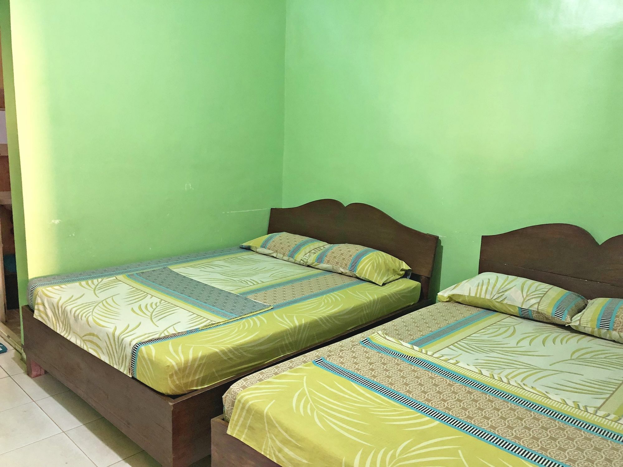 Queen Of Isle Cottages And Restaurant Puerto Galera Exterior photo