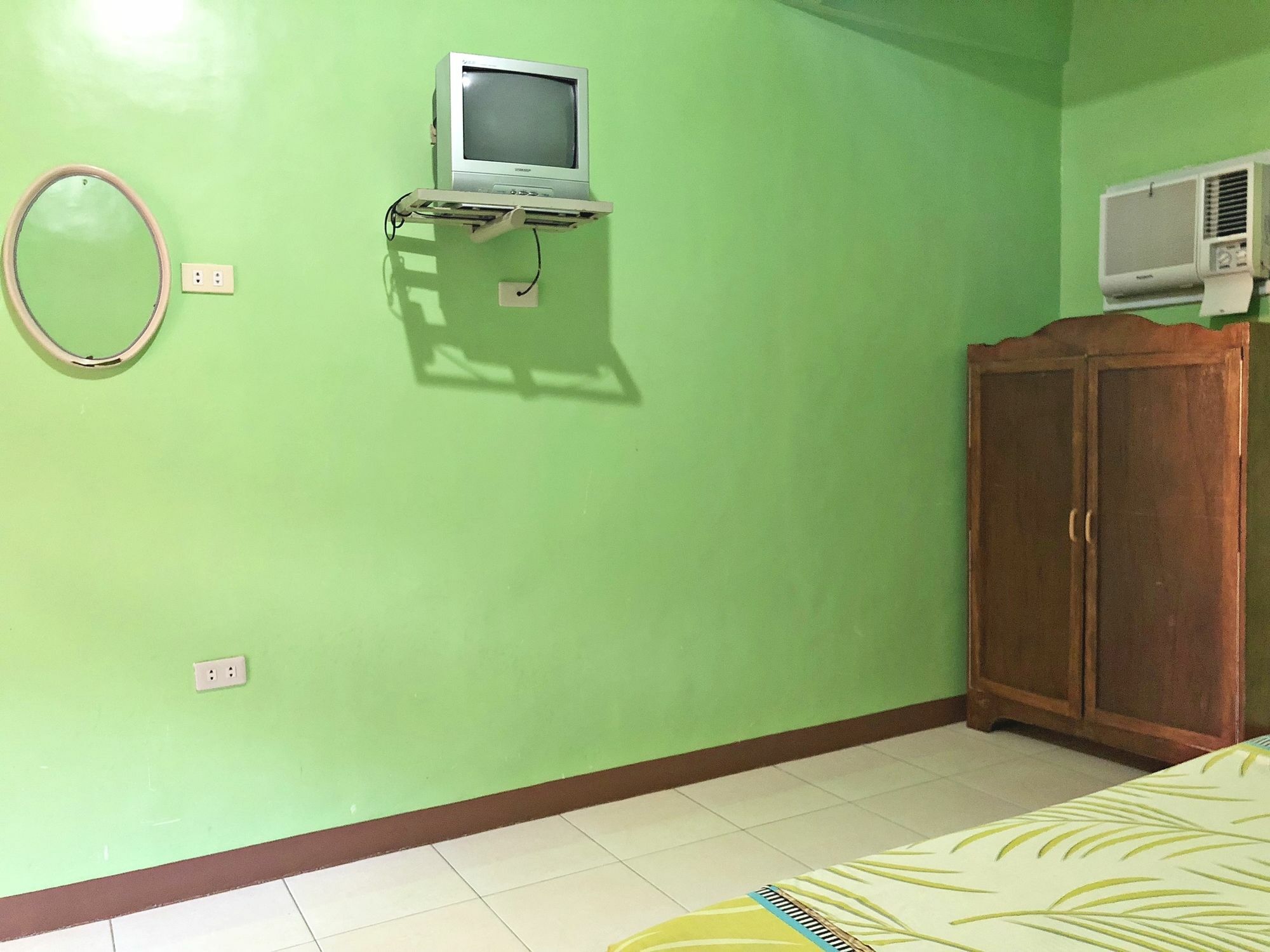 Queen Of Isle Cottages And Restaurant Puerto Galera Exterior photo